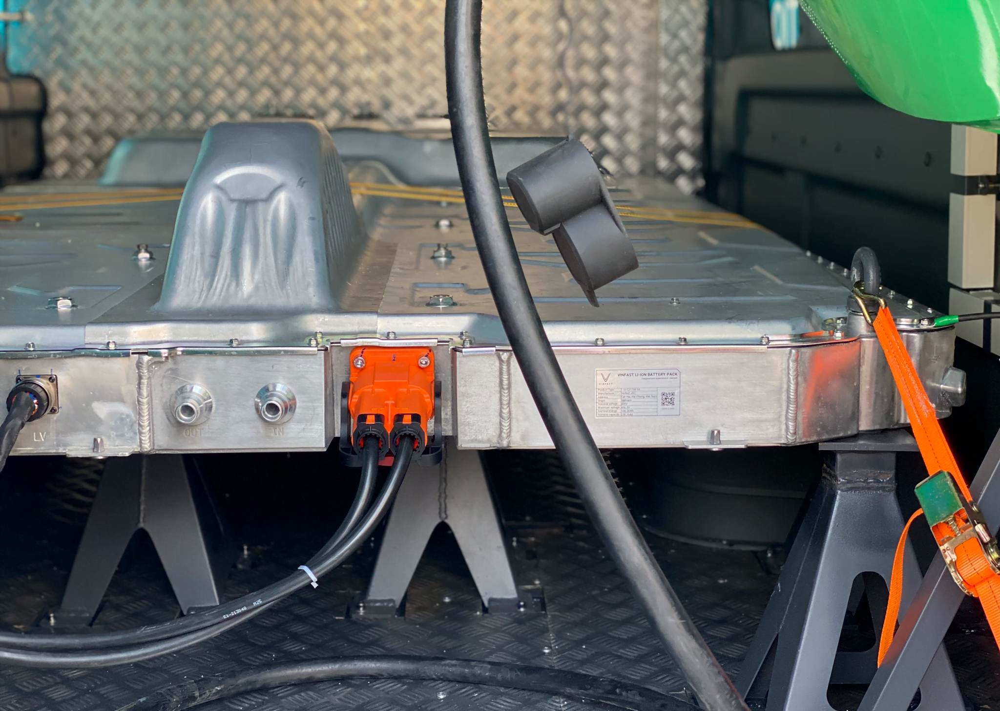 Bên trong xe cứu hộ pin di động của VinFast có gì